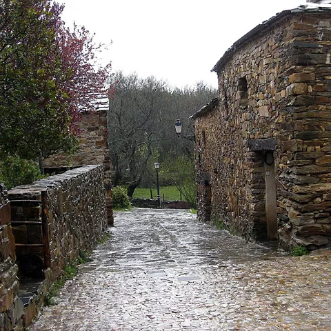 Calle de arquitectura tradicional en piedra.