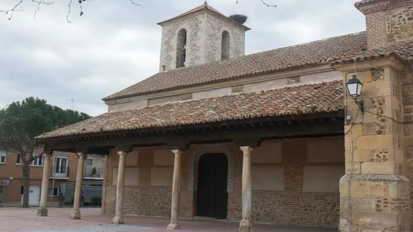 Iglesia con galería porticada en plaza