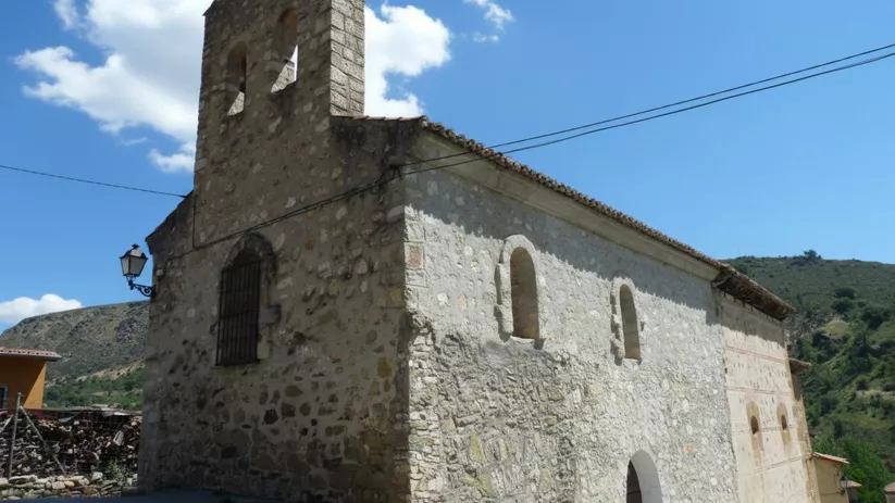 Iglesia de piedra en entorno rural