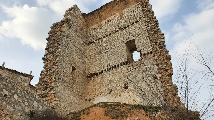 Detalle de muro en ruinas de antigua fortificación