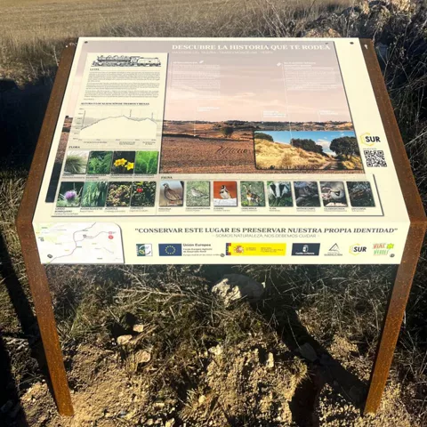 Panel informativo de ruta natural.