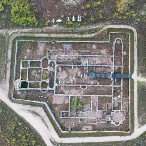 Vista aérea de yacimiento arqueológico con estructuras excavadas