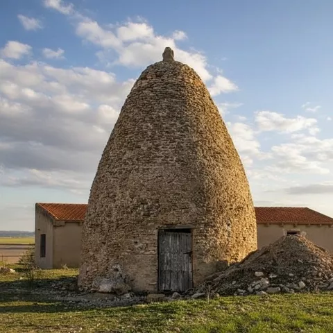 Antiguo horno tradicional de piedra en Villavaliente junto a edificaciones rurales.