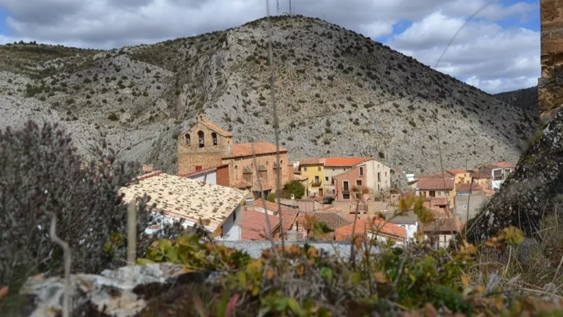 Panorámica con iglesia y entorno montañoso