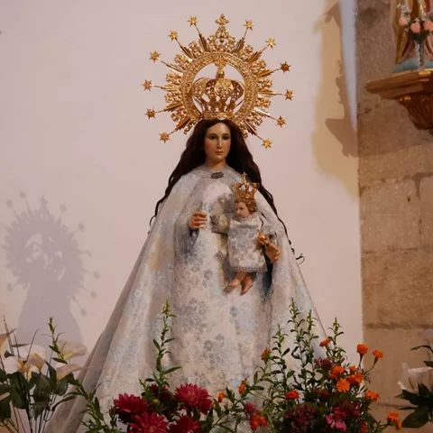Imagen religiosa con corona y flores.