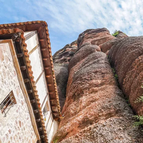 Vista aérea de edificio junto a paredes verticales de roca.