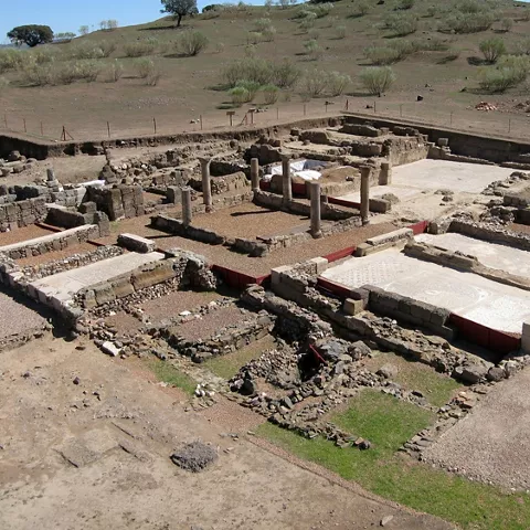 Conjunto excavado con muros y pavimentos conservados.