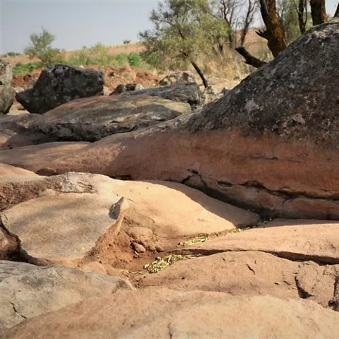 Rocas erosionadas con marcas de extracción