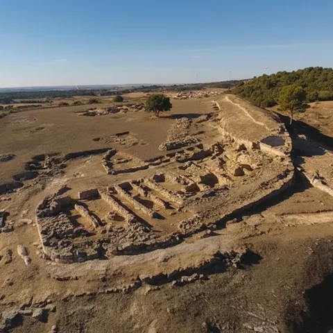 Vista aérea de asentamiento fortificado en meseta