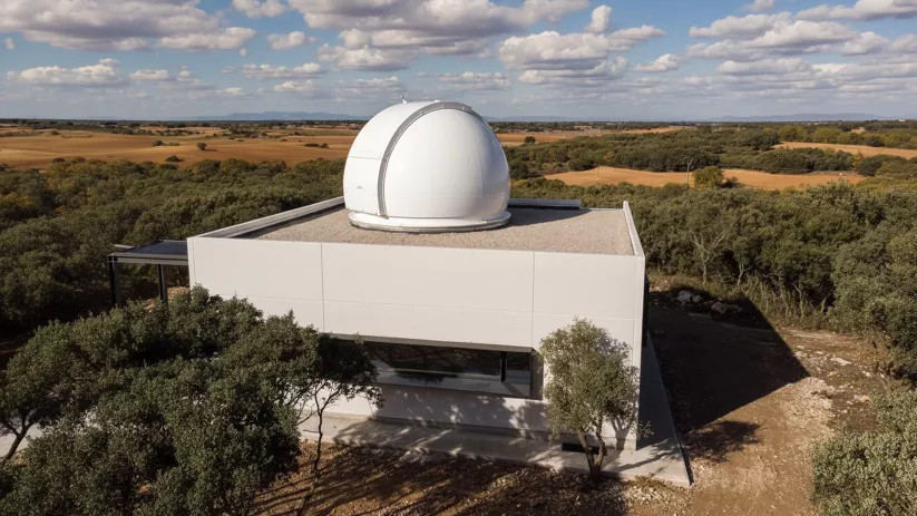 Edificio moderno en paisaje rural.