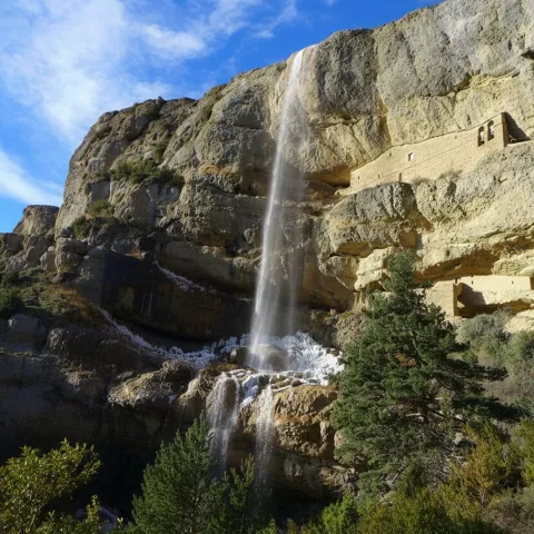 Cascada en pared rocosa.