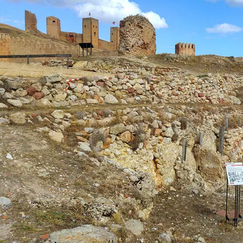 Zona arqueológica junto a muralla medieval.