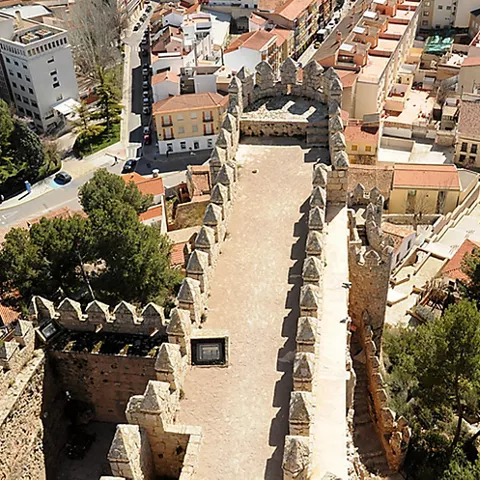 Vista aérea de muralla con paseo superior y tejados urbanos