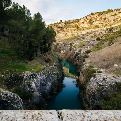 Río de aguas turquesas encajado entre paredes de roca y vegetación