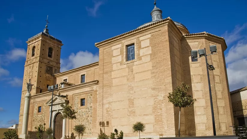 Iglesia de ladrillo con torre y cúpula