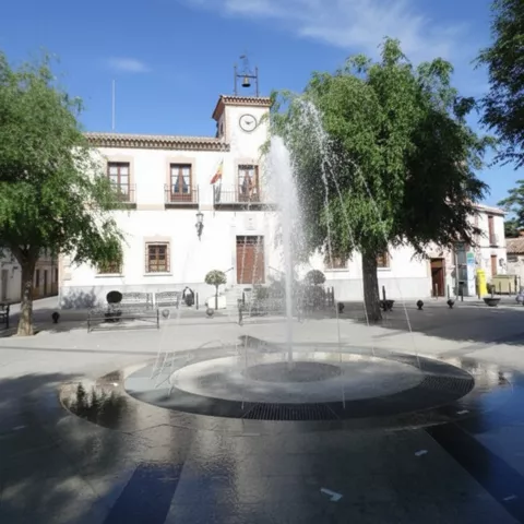 Fuente circular frente a un edificio consistorial