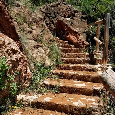 Escaleras de piedra integradas en un entorno rocoso.