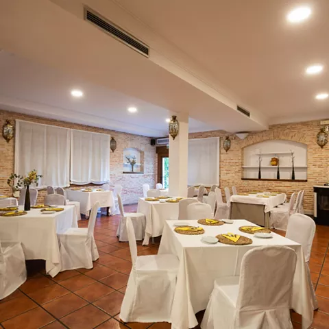 Comedor amplio con paredes de ladrillo visto