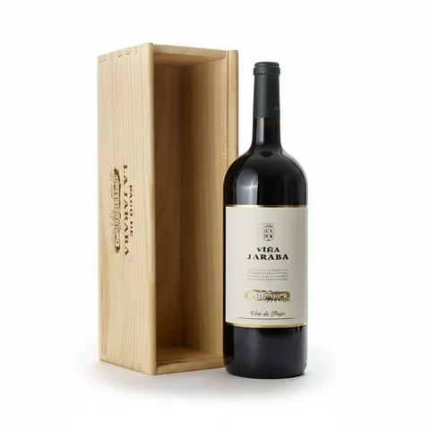 Botella de vino con estuche de madera sobre fondo blanco.