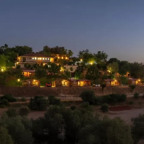 Imagen nocturna del camping Mirador de Cabañeros