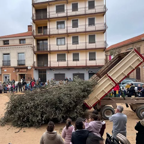 Preparando la hoguera en la Fiesta de las Paces