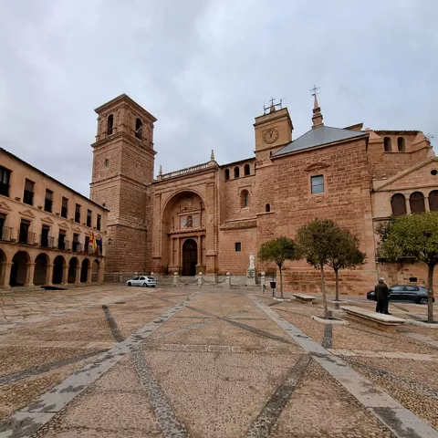 Exterior de la iglesia de San Andrés de Villanueva de los Infantes