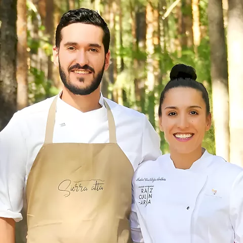 Isabel e Ismael, propietarios del restaurante Sierra Alta en Vega del Codorno, provincia de Cuenca