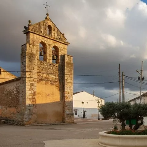 Iglesia con espadaña en plaza del municipio