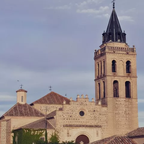 Vista lateral de iglesia histórica con torre y portada