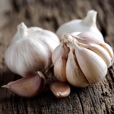 Cabezas de ajo sobre una superficie de madera rústica