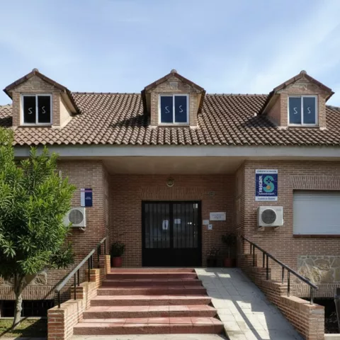Centro cultural o educativo de ladrillo con acceso frontal