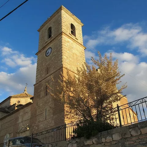 Torre de iglesia iluminada al atardecer
