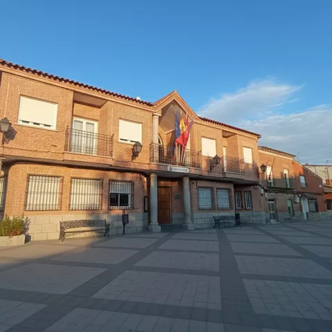 Fachada de edificio municipal de ladrillo en la plaza