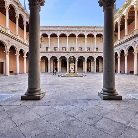 Patio histórico con columnas