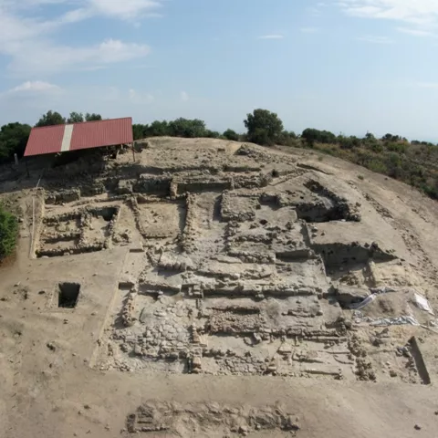 Yacimiento arqueológico al aire libre con restos excavados