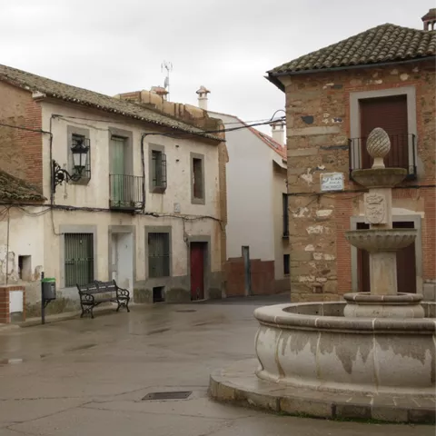 Fuente de piedra en una calle del casco antiguo
