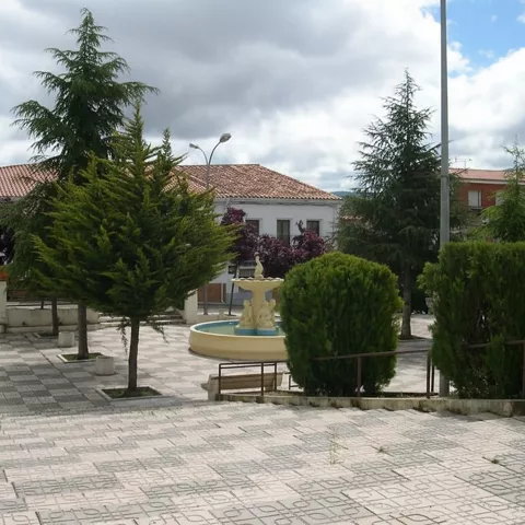 Plaza con fuente y zona ajardinada del municipio