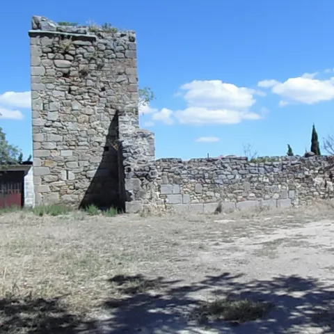 Restos de muros de piedra en espacio abierto y soleado