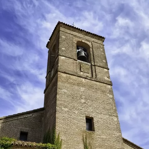 Torre de iglesia de ladrillo vista desde abajo