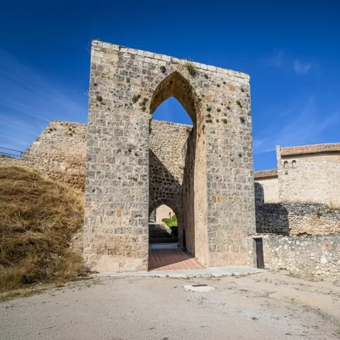 Arco fortificado junto a iglesia y muralla.
