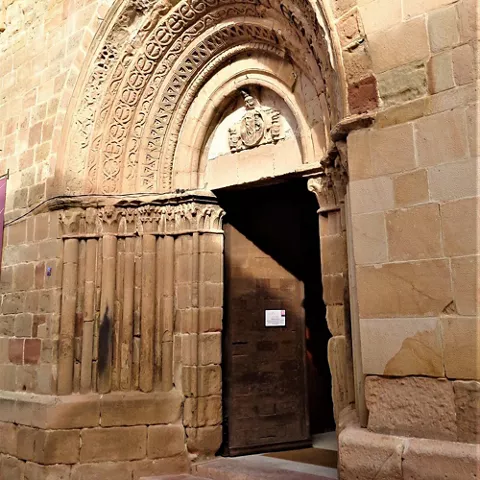Portada románica con columnas y capiteles esculpidos.