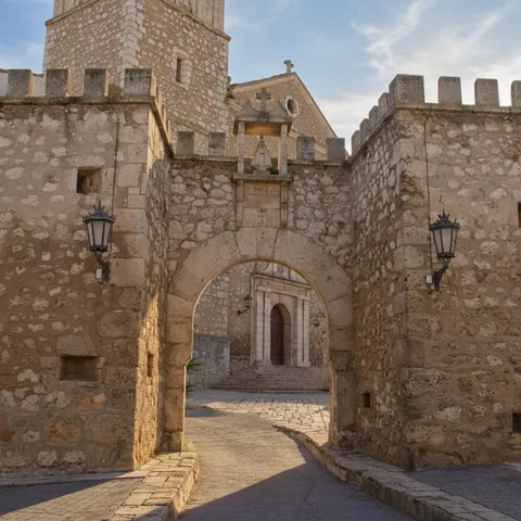 Puerta histórica con faroles y almenas