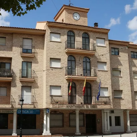 Fachada de edificio institucional con soportales y reloj