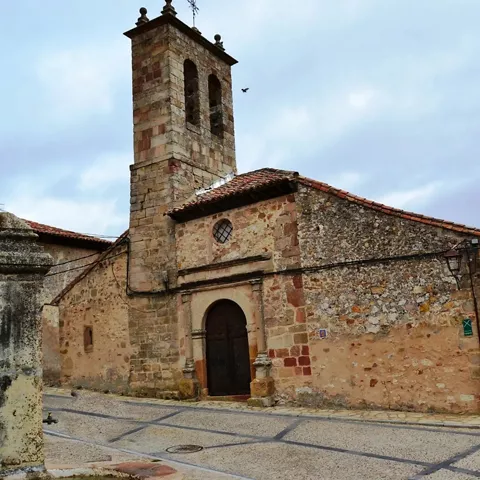 Iglesia románica con torre campanario