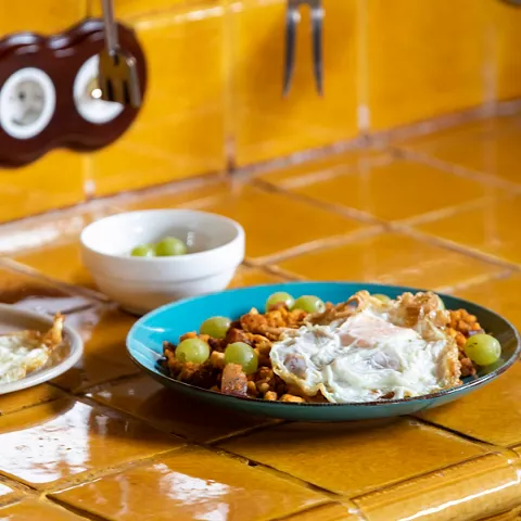 Plato tradicional con huevo frito sobre migas