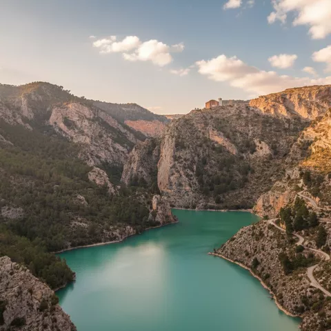 Embalse turquesa entre montañas escarpadas