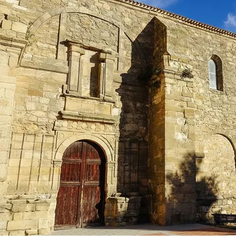Detalle lateral de arquitectura religiosa.