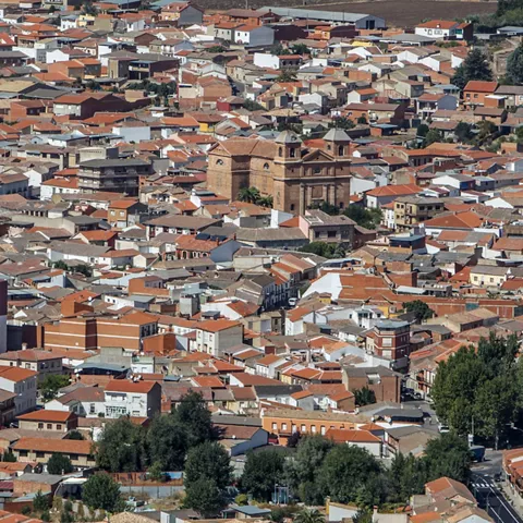 Vista aérea de un conjunto urbano con tejados de teja