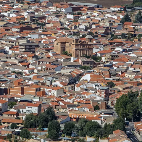 Vista aérea de un conjunto urbano con tejados de teja