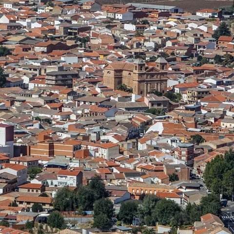 Vista aérea de un conjunto urbano con tejados de teja